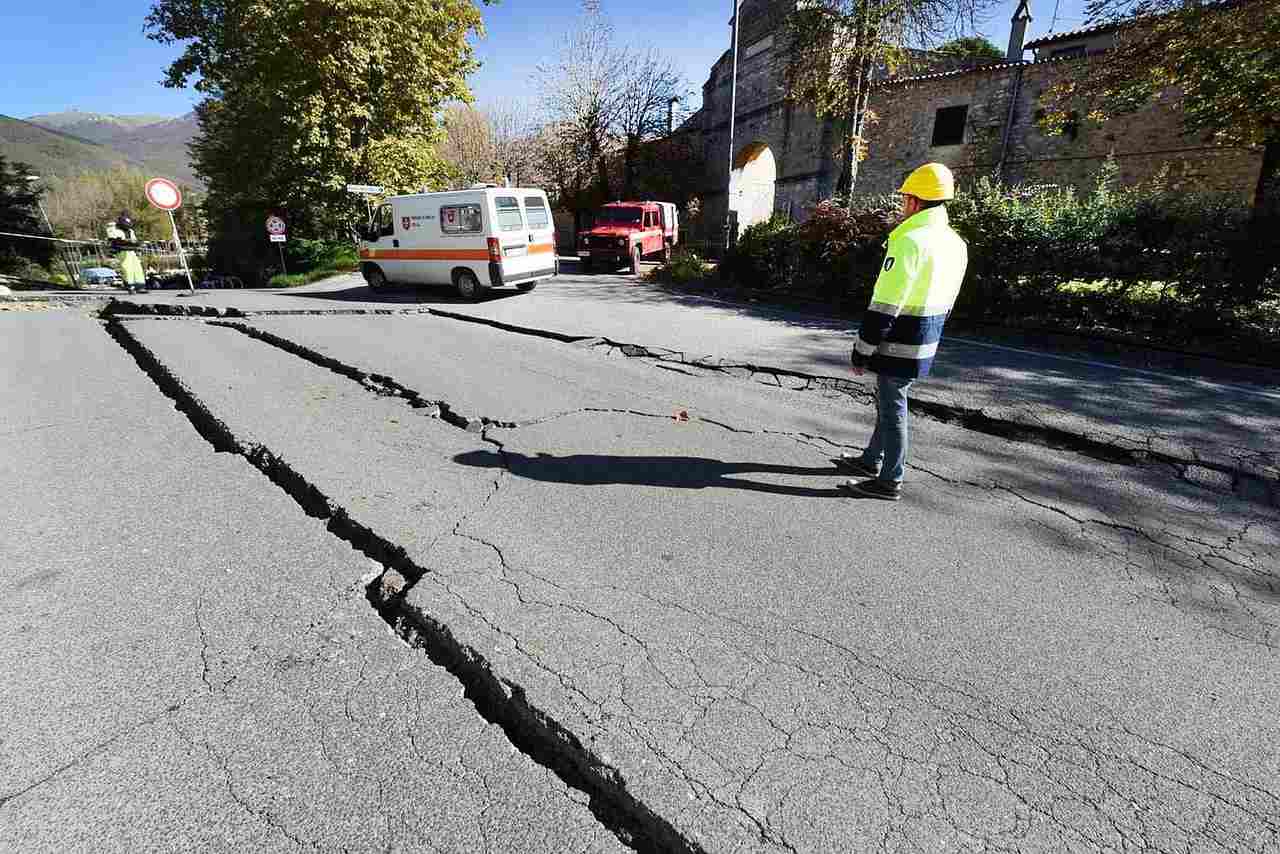 Zniszczona droga w wyniku trzęsienie ziemi