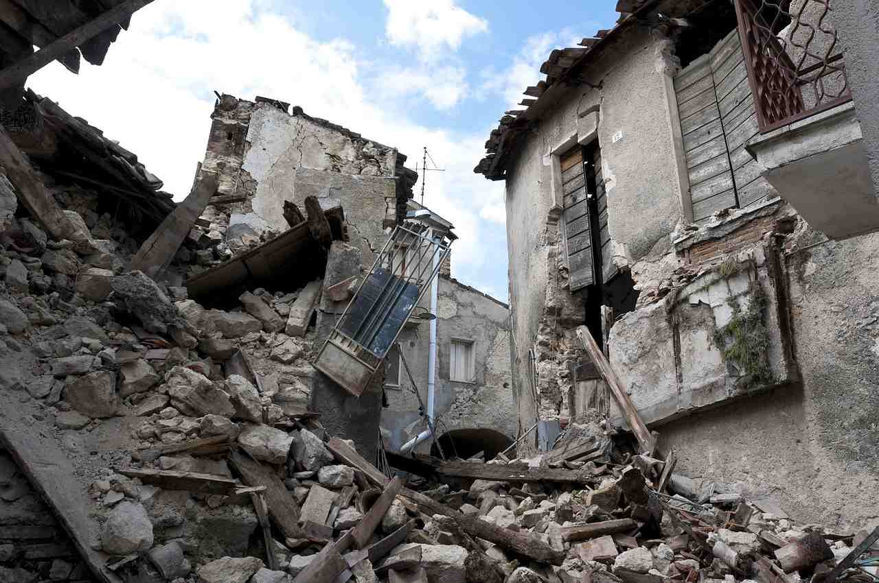 Zniszczony budynek w wyniku trzęsienia ziemi