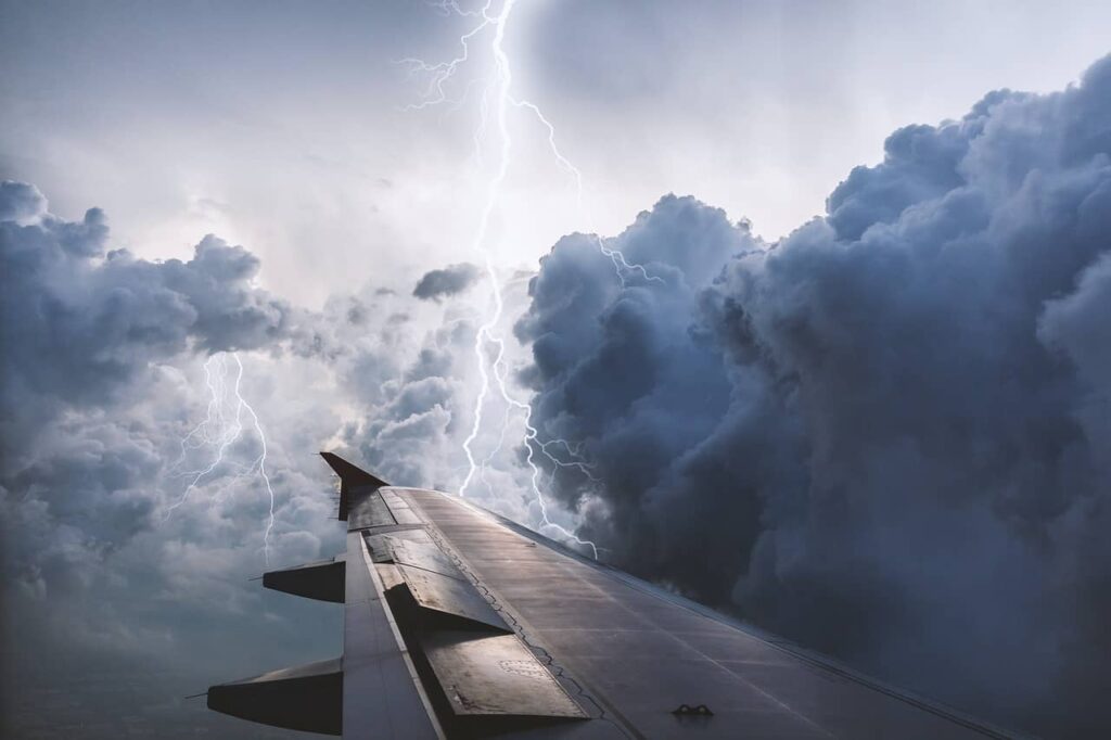 lot samolotem w czasie burzy