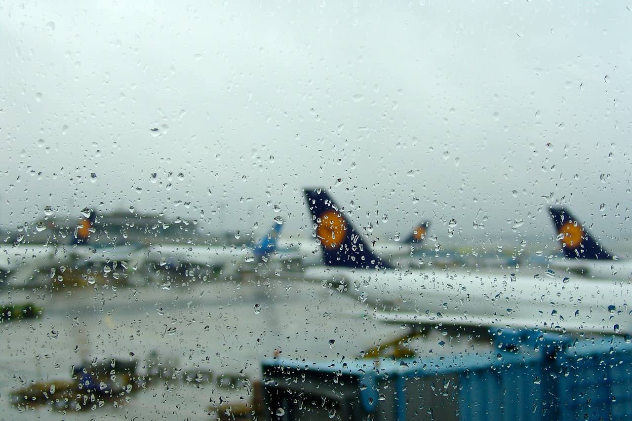 samolot w czasie deszczu