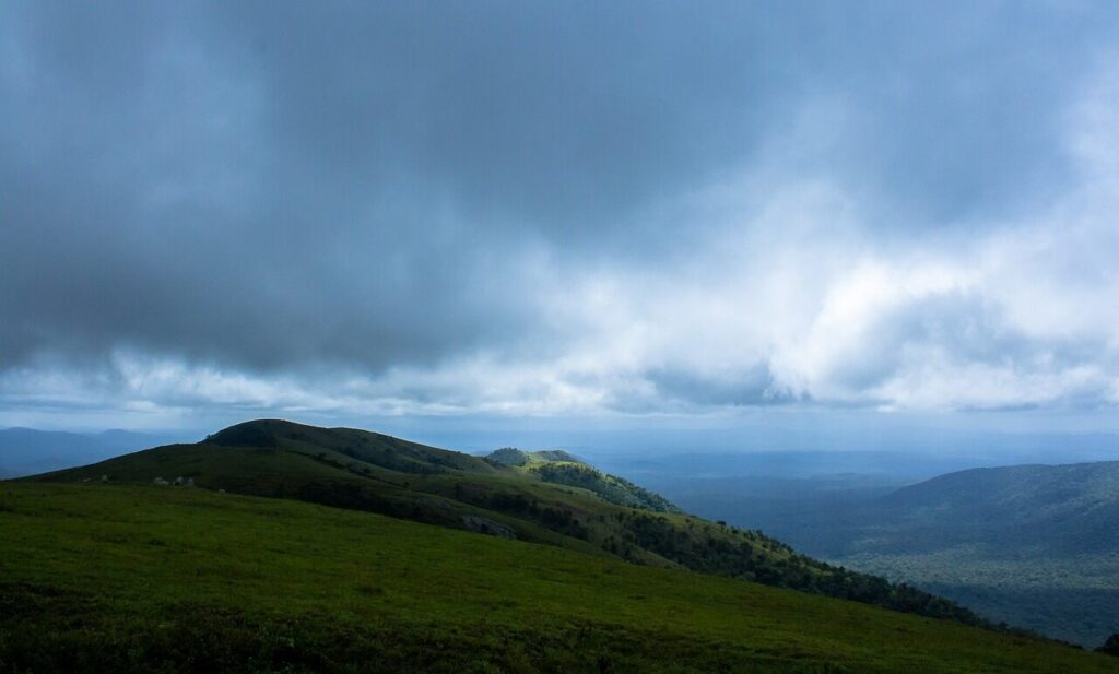 chmury monsunowe nad wzgórzami